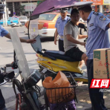 株洲荷塘交警狠抓“一盔一伞”整治