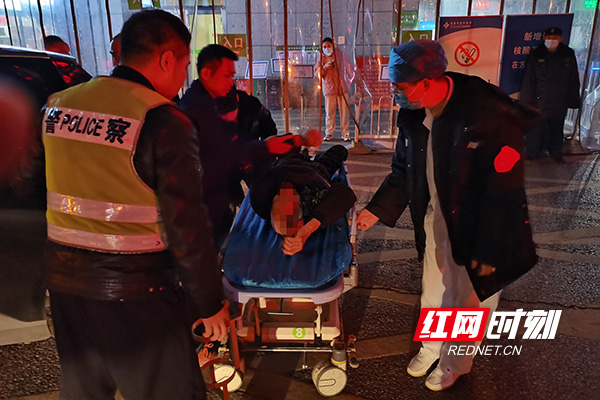 私家车上有病患 民警一路鸣笛紧急送医