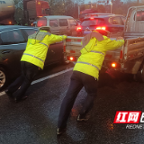 晚高峰车辆抛锚路中央 石峰交警冒雨推车解难题