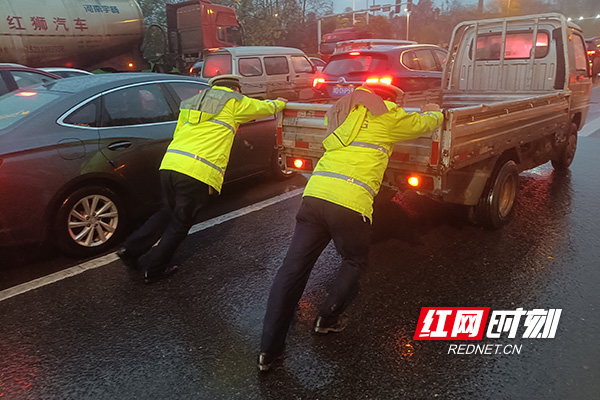 晚高峰车辆抛锚路中央 石峰交警冒雨推车解难题