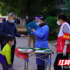 退休民警盘红霞：褪下藏青蓝 换上志愿红