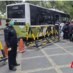 民警助力株洲市第八中学高三学生有序返校复学