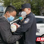 株洲民警铁汉柔情 暖心接送新生儿回家