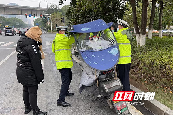 株洲荷塘交警：疫情防控 交通安全两不误