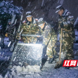 武警株洲支队百余名官兵除冰铲雪护居民