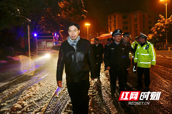 唐文发深入株洲抗冰雪一线督导保安保畅工作