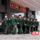武警株洲支队：上校再挂列兵衔 光脚下田接地气