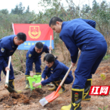 “火焰蓝”携手“苗木绿” 渌口消防开展义务植树活动