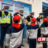 向身边的雷锋致敬 先锋小学向石峰交警献花