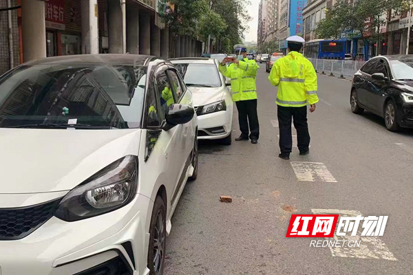 株洲荷塘交警持续开展车辆违停整治 净化辖区道路通行秩序