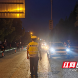 夜查酒驾 株洲荷塘交警对闯关司机一追到底