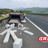 面包车违规载货 爆胎致失控侧翻