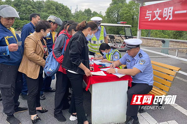 助力优化营商环境 株洲云龙交警开展进企业送牌上门活动