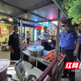 株洲石峰城管联合环保部门开展露天夜宵专项整治