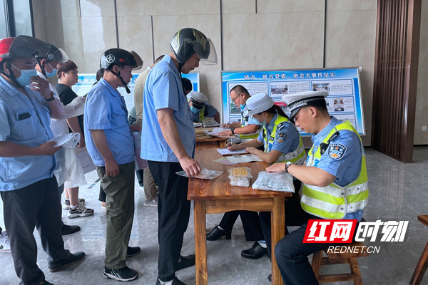 电动车上牌进企业 株洲荷塘交警便民服务暖民心