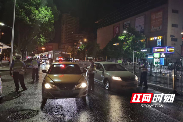 株洲荷塘交警持续开展周末夜查酒驾整治行动