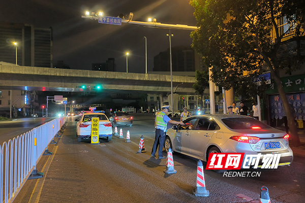 株洲荷塘交警强力开展夜间酒驾整治行动