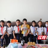 白鹤菱溪小学：九九重阳节 浓浓敬老情