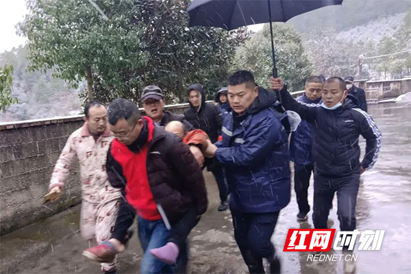 株洲民警冒雪进山连夜搜救30小时 失联环卫工人成功获救