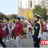 学生健步走 株洲芦淞交警伴你行