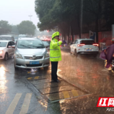 突降暴雨 株洲石峰交警为市民撑起“安全伞”