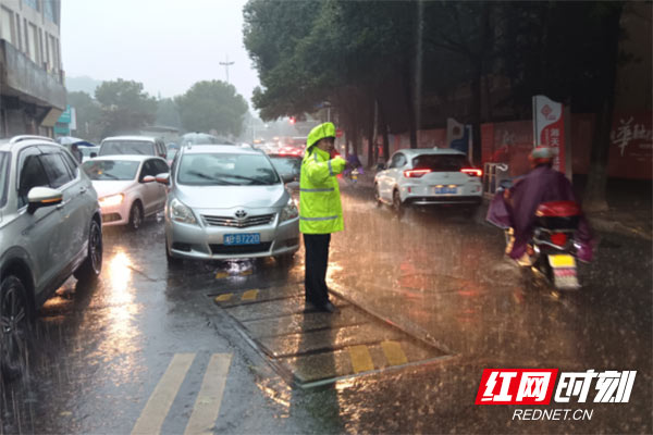 突降暴雨 株洲石峰交警为市民撑起“安全伞”