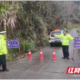 冰冻路滑 炎陵交警化身“护航侠”