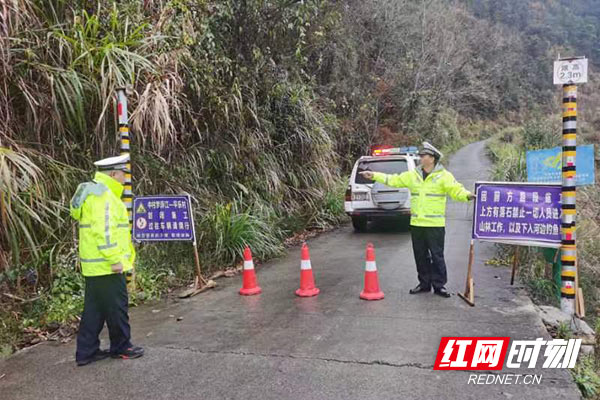 冰冻路滑 炎陵交警化身“护航侠”