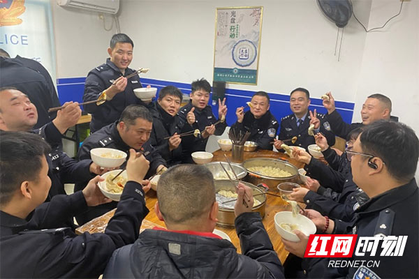 吃饺子啦！芦淞公安冬至“食”刻 满满的仪式感