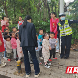 株洲荷塘交警护童行 带着萌娃路口学交规