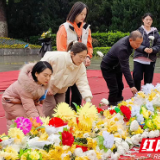 凿石小学第一党支部开展“党建带队建”祭英烈活动