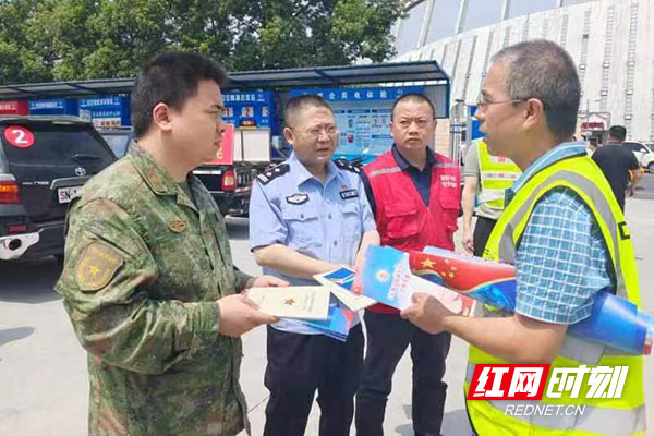 进社区、入工地 株洲市军警民联合开展护线宣传活动