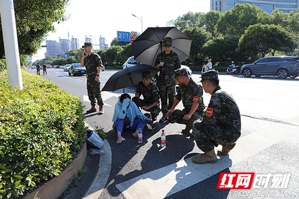 株洲：女子路边严重摔伤 武警官兵火速驰援