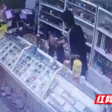 惊险！男子深夜持刀抢劫便利店 攸县警方快速将其抓获