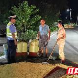 占道晒谷隐患多 渌口交警劝阻保畅安