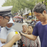 株洲云龙交警走进集市开展“美丽乡村行”交通安全宣传