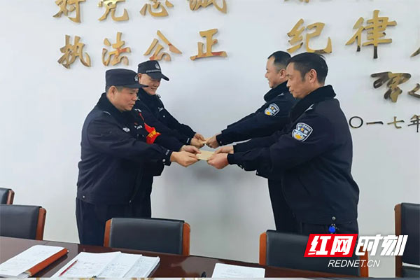 株洲荷塘公安分局向17位民警发放2023年度维权抚慰金