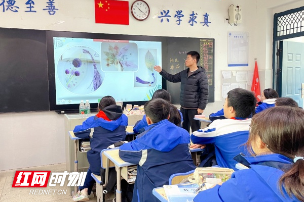 天元区隆兴中学劳动课新体验：亲手制作叶脉书签