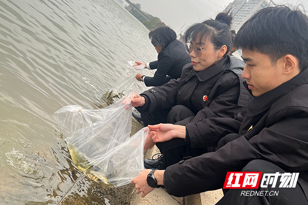 “捕鱼人”变“补鱼人” 攸县多部门联合开展增殖放流活动
