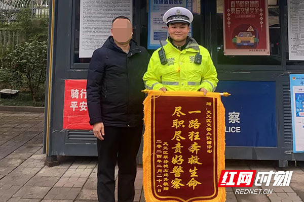 男子结石疼痛难忍 暖心交警护送就医