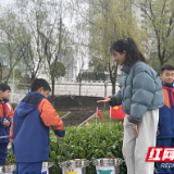 芦淞区栗树山小学：小小栗娃学雷锋 净滩护河我行动