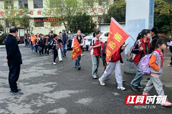 醴陵市“小黄帽路队制”为学生保驾护航