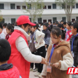 炎陵县开展青少年志愿学雷锋守护母亲河行动