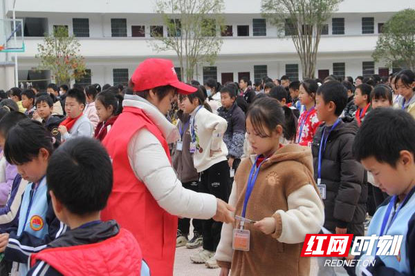 炎陵县开展青少年志愿学雷锋守护母亲河行动