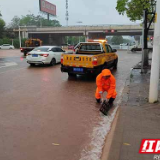 株洲城管：闻“汛”而动 逆雨而行