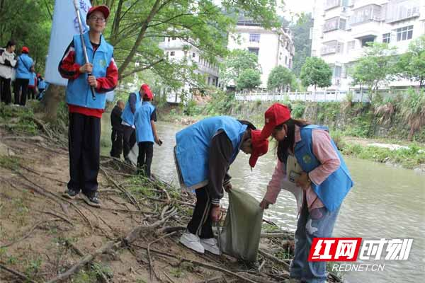 炎陵青年志愿者开展护河净滩主题活动