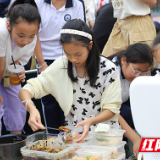 天元区白鹤菱溪小学“跳蚤市场”开市啦