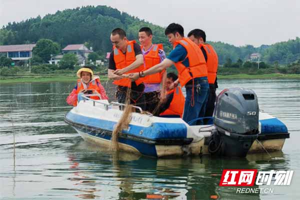 芦淞区多部门联合出击 开展地笼网清理专项行动