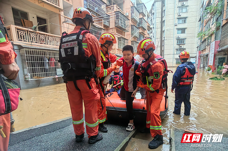暴雨中的坚守！直击株洲防汛救援第一线
