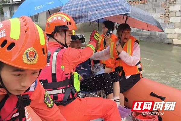 视频丨87岁老人因暴雨被困家中 株洲消防紧急转移